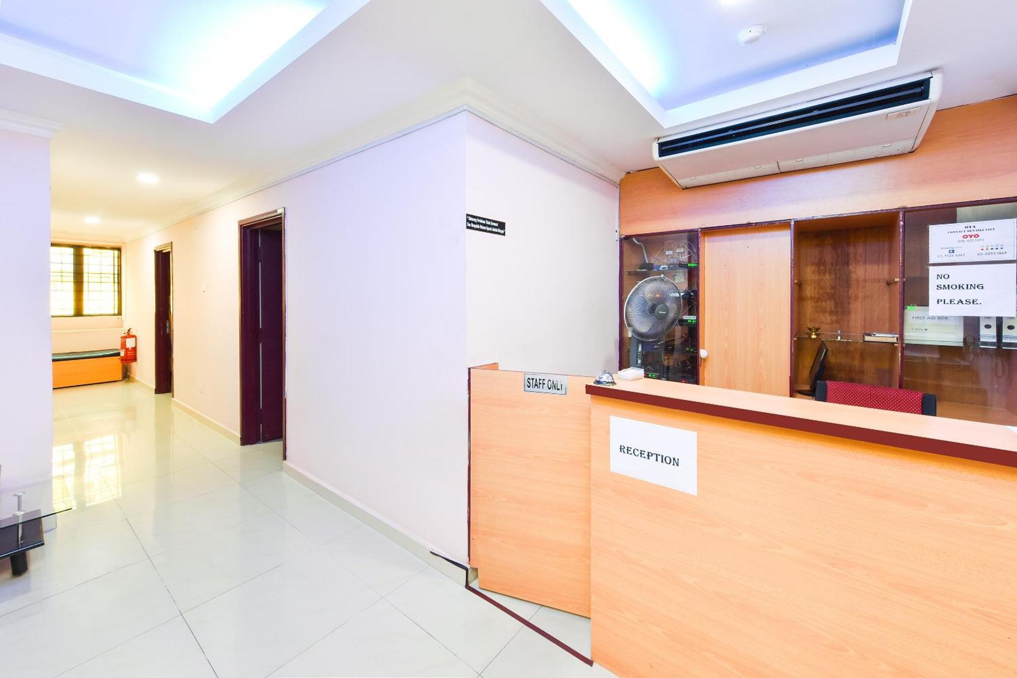 Super Oyo 90562 J Hotel Pj Petaling Dzsaja Kültér fotó