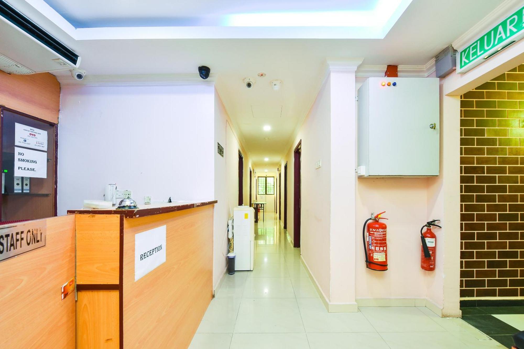 Super Oyo 90562 J Hotel Pj Petaling Dzsaja Kültér fotó