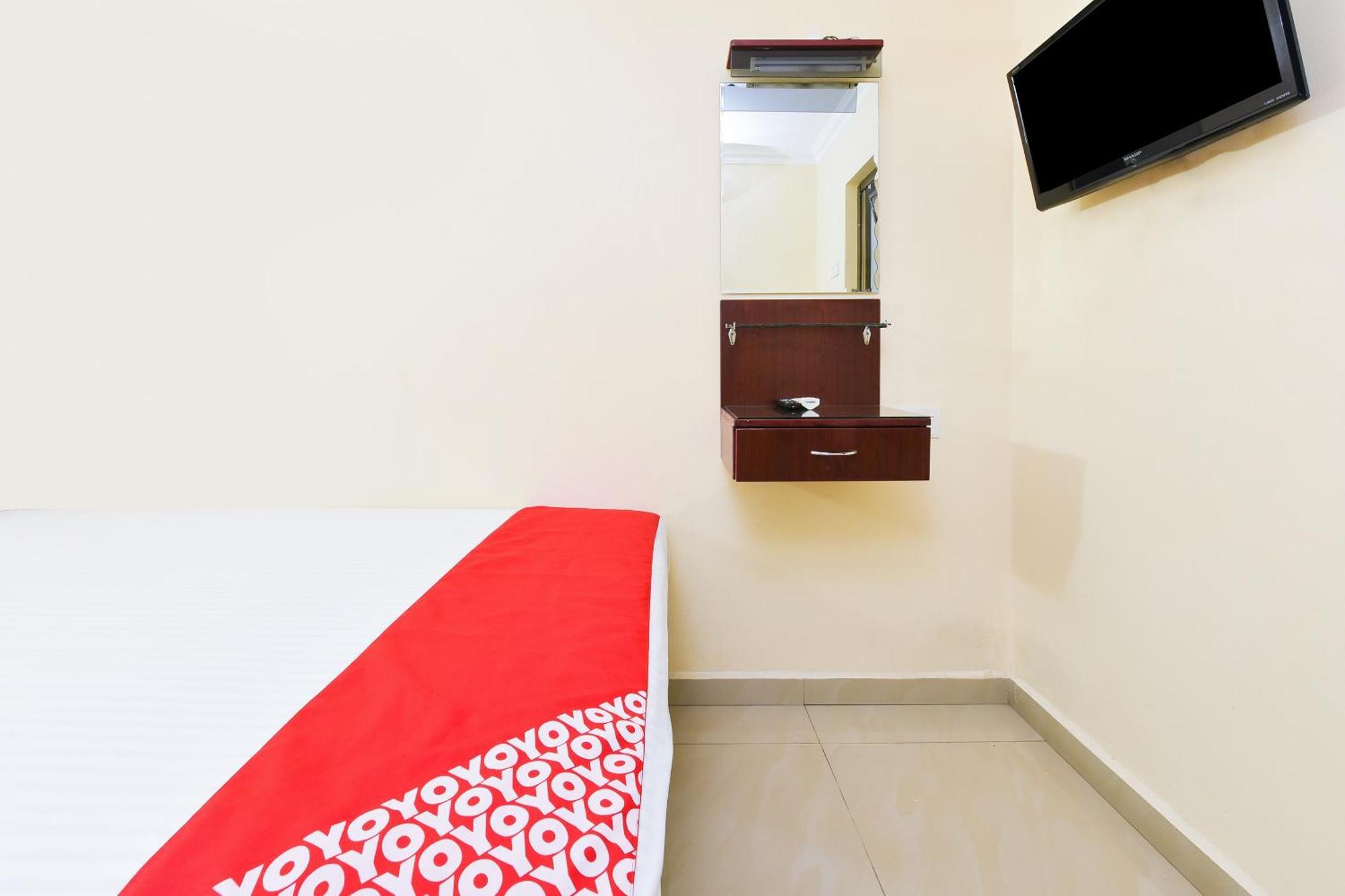 Super Oyo 90562 J Hotel Pj Petaling Dzsaja Kültér fotó